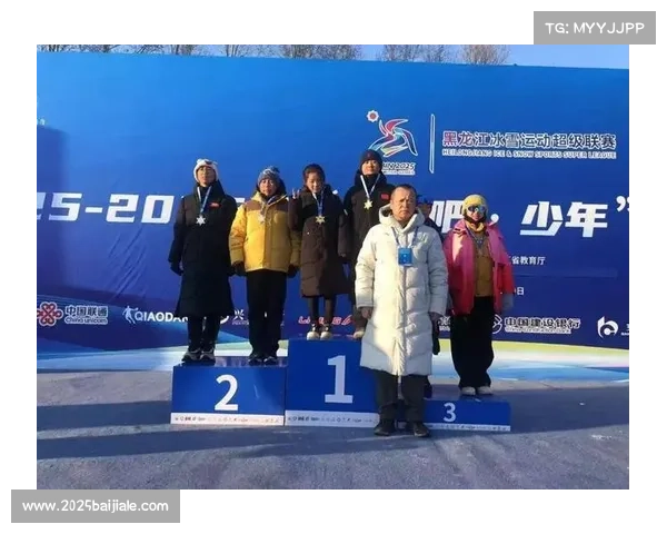 雪地曲棍球赛后小球员合影留念,冰雪运动促进青少年友谊